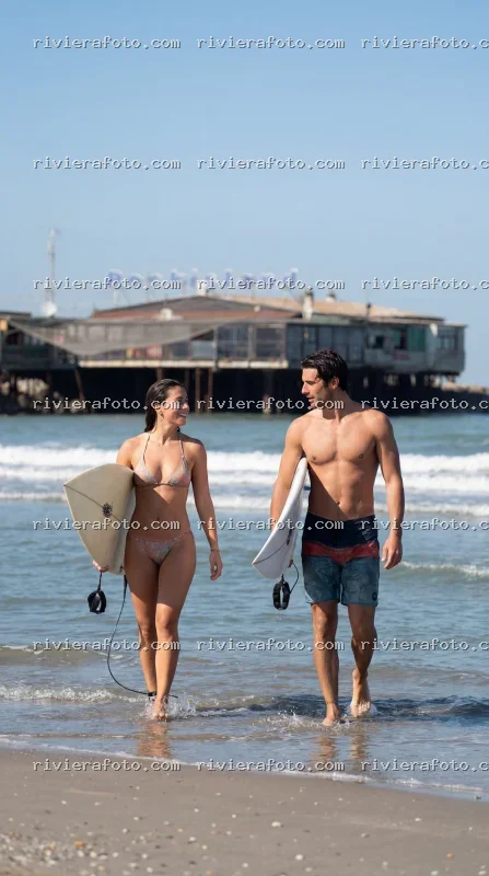 Coppia di Surfisti sulla Spiaggia di Rimini con Rockisland