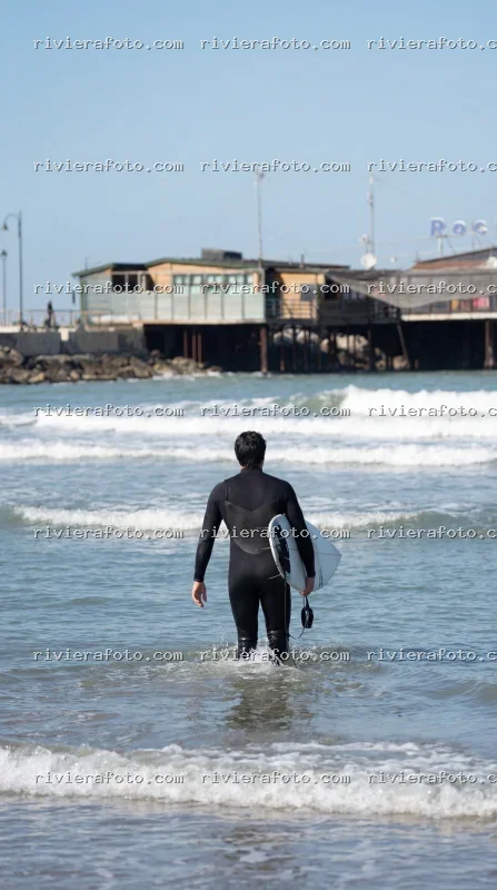 Surfer sulla costa della Riviera Romagnola a Rimini