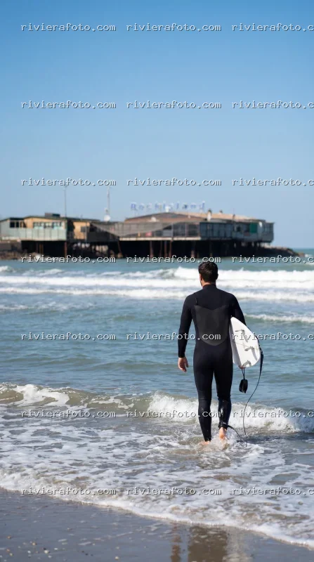Surfer sulla spiaggia di Rimini con Rockisland