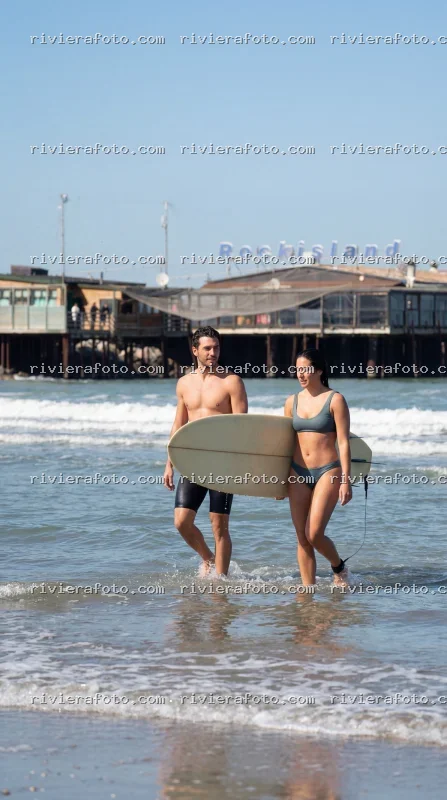 Attività balneari e surf in spiaggia con struttura sul mare a Rimini