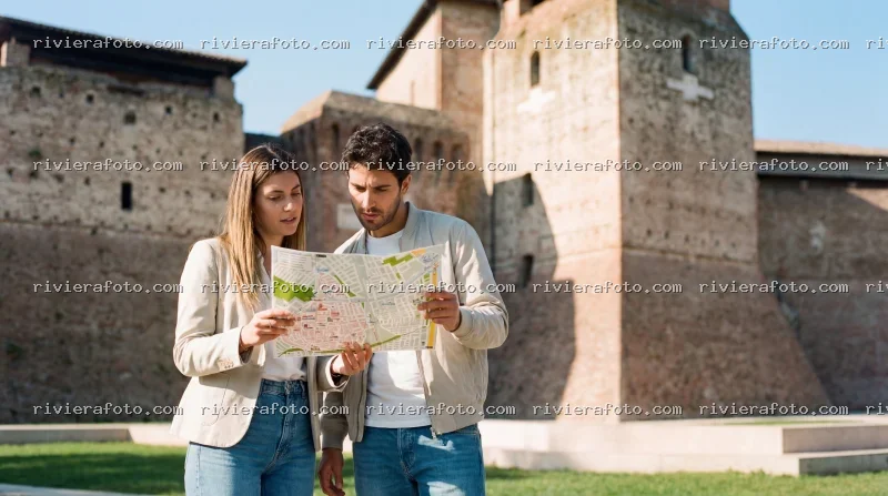 Turisti esplorano il Castel Sismondo di Rimini