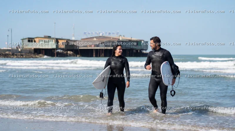 Surf sulla spiaggia di Rimini con Rockisland sullo sfondo