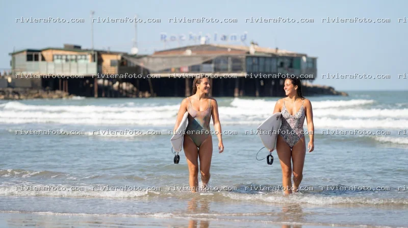 Due surfiste sulla spiaggia di Rimini con il Rockisland