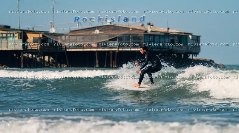 Surf a Rimini con lo storico Rockisland sullo sfondo