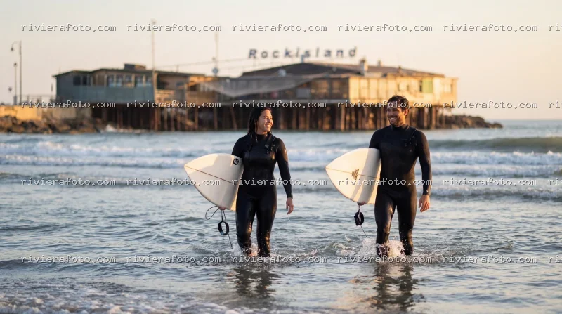 Surfisti al tramonto con Rockisland a Rimini