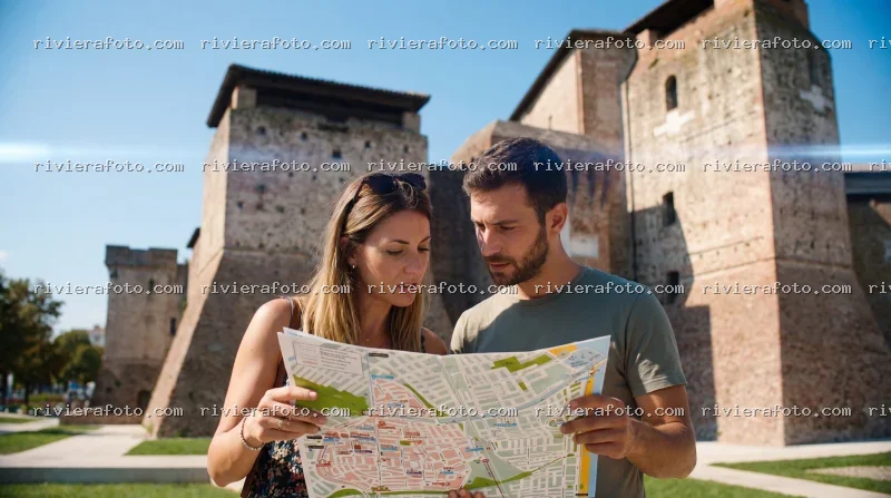 Coppia di turisti con mappa di fronte al Castel Sismondo di Rimini