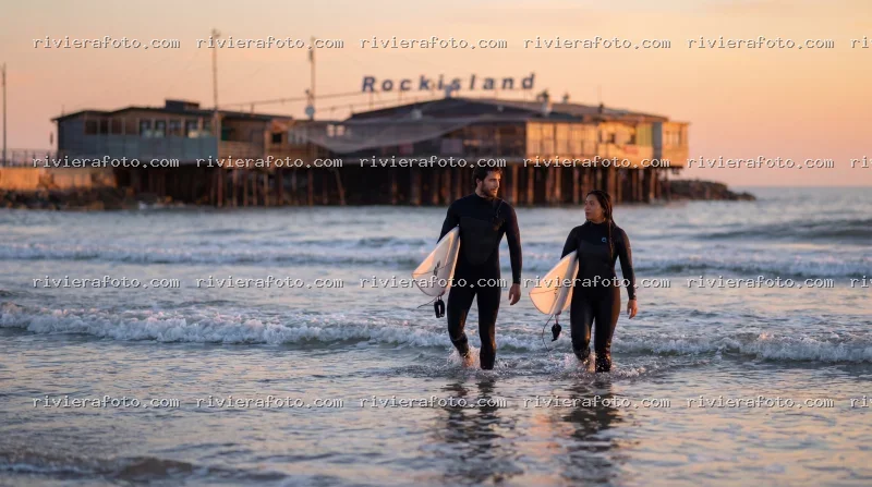Surfers al tramonto davanti al Rockisland di Rimini