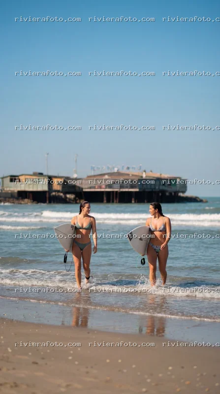 Surf sulla Spiaggia di Rimini con il Rockisland sullo Sfondo
