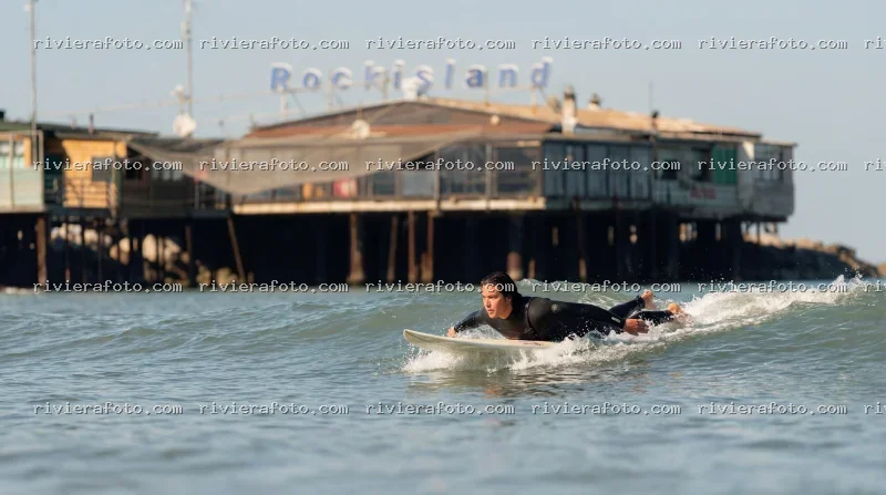 Surfer al largo del Rockisland di Rimini