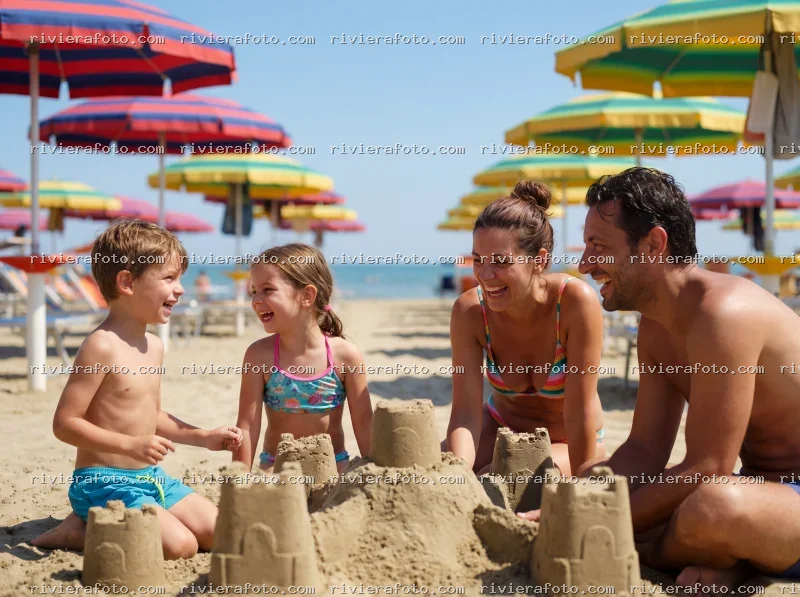 Famiglia sulla spiaggia della Riviera Romagnola