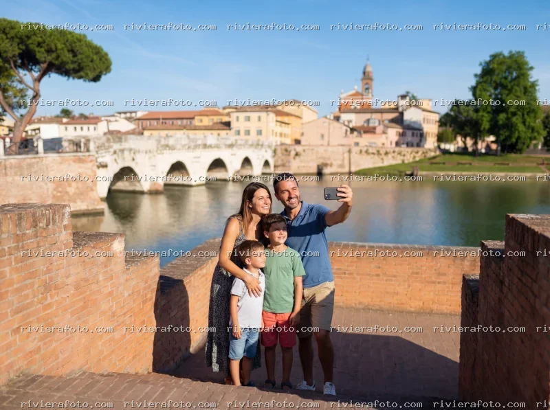 Famiglia in visita al Ponte di Tiberio a Rimini