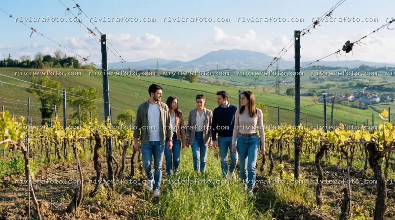 Gruppo in passeggiata tra i vigneti dell’entroterra romagnolo