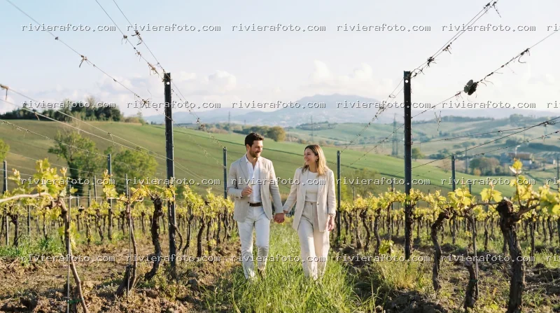 Coppia in passeggiata tra i vigneti della Romagna