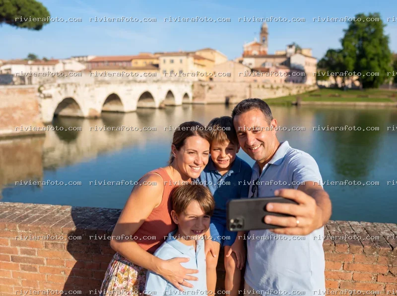 Famiglia in selfie al Ponte di Tiberio a Rimini