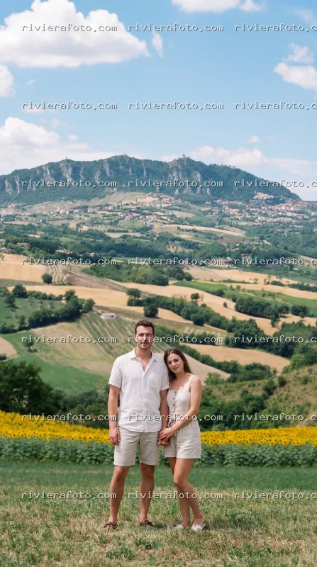 Coppia in Paesaggio Collinare con Vista sulla Repubblica di San Marino